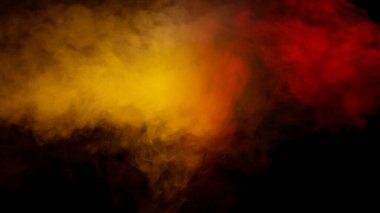 Siyah arka planda turuncu ve kırmızı buhar. Boşluğu kopyala.