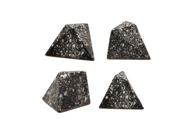 Değerli taşlar şeklinde çikolata şekerlemeleri, beyaz bir arka planda izole edilmiş mermer desenli.. 