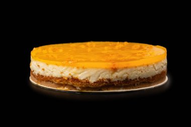 Beyaz arkaplanda izole edilmiş turuncu cheesecake. 