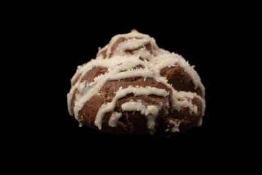 Siyah arka planda hindistan cevizi kremalı profiterol.. 