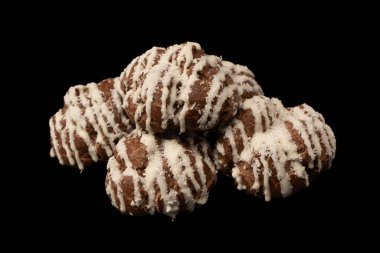 Siyah arka planda hindistan cevizi kremalı profiterol.. 