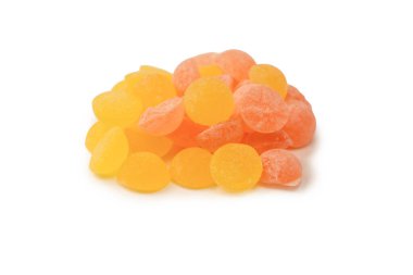 Beyaz arka planda izole edilmiş parlak narenciye lolipopları. 