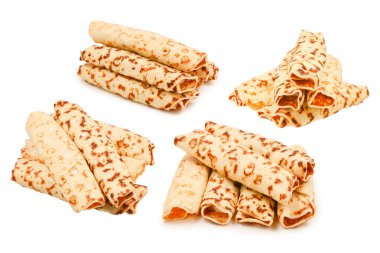 Beyaz arkaplanda kaymak tabakası olan krepler.
