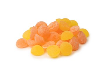 Beyaz arka planda izole edilmiş parlak narenciye lolipopları. 