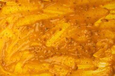 Sarı sos arka plan olarak sıçrıyor. Üst görünüm. 