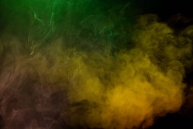 Siyah arka planda yeşil ve pembe buhar. Boşluğu kopyala.