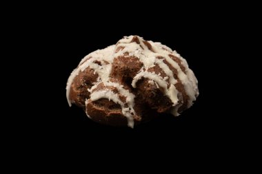 Siyah arka planda hindistan cevizi kremalı profiterol.. 