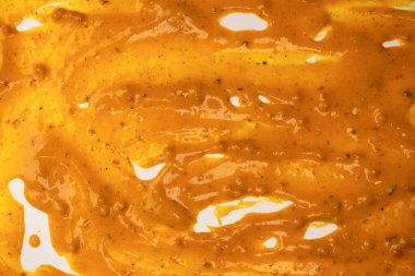 Sarı sos arka plan olarak sıçrıyor. Üst görünüm. 