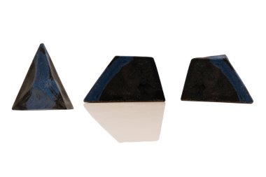 Değerli taşlar şeklinde çikolata şekerlemeleri, beyaz bir arka planda izole edilmiş mermer desenli.. 