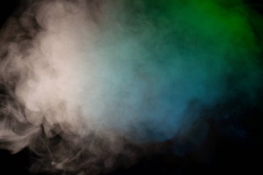 Siyah arka planda mavi ve yeşil buhar. Boşluğu kopyala.