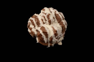 Siyah arka planda hindistan cevizi kremalı profiterol.. 