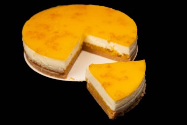 Beyaz arkaplanda izole edilmiş turuncu cheesecake. 