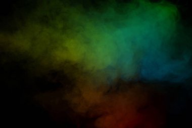 Siyah arka planda mavi ve yeşil buhar. Boşluğu kopyala.