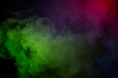 Siyah arka planda mavi ve mor buhar. Boşluğu kopyala.