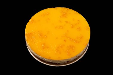 Beyaz arkaplanda izole edilmiş turuncu cheesecake. 