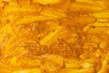 Sarı sos arka plan olarak sıçrıyor. Üst görünüm. 