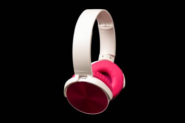 Siyah arkaplanda pembe ve beyaz kulaklıklar var.. 