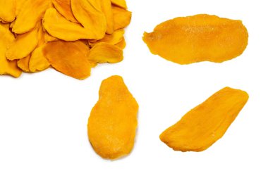 Beyaz arka planda izole edilmiş kuru, lezzetli mango dilimleri. Üst görünüm. 