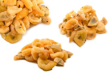 Kurumuş tutku meyvesi beyaz arka planda izole edilmiş. Üst görünüm. 