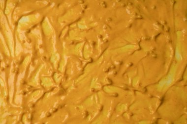 Sarı sos arka plan olarak sıçrıyor. Üst görünüm. 