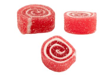 Beyaz arka planda izole edilmiş jöleli şeker rulosu. Marmelat şekeri.