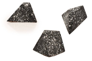 Değerli taşlar şeklinde çikolata şekerlemeleri, beyaz bir arka planda izole edilmiş mermer desenli.. 