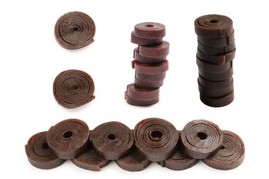 Doğal tatlı, beyaz arka planda izole edilmiş meyveli pastil. Doğal şeker, pastil rulosu.. 