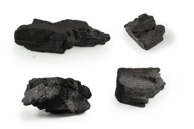 Beyaz arka planda siyah meşe kömürü izole edilmiş. 
