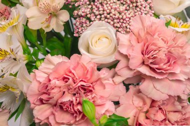 Pembe ambalaj kağıdında yumuşak pembe çiçekler.. 