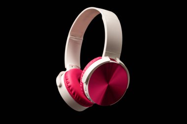 Siyah arkaplanda pembe ve beyaz kulaklıklar var.. 