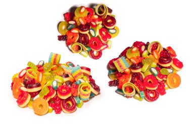 Renkli sakızlı şekerler. Üst Manzara. Jöleli çörekler. Jelibon. Beyaz bir arkaplanda izole edilmiş. 