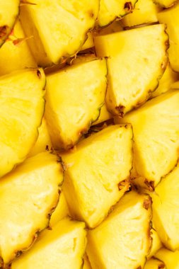 Ananas sulu sarı dilimler arka planda. Üst görünüm.