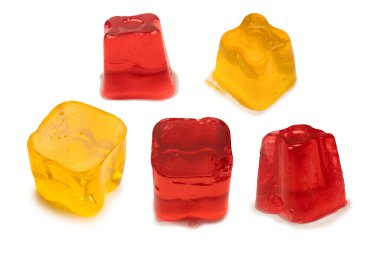 Beyaz arka planda izole edilmiş tatlı meyve jölesi.. 