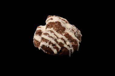 Siyah arka planda hindistan cevizi kremalı profiterol.. 