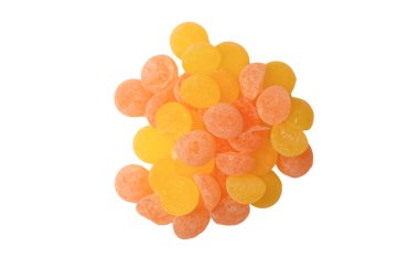 Beyaz arka planda izole edilmiş parlak narenciye lolipopları. 