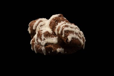 Siyah arka planda hindistan cevizi kremalı profiterol.. 