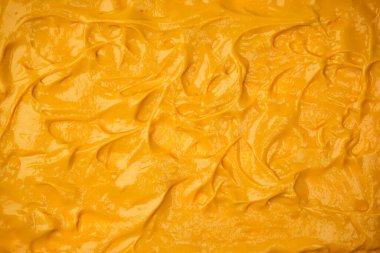 Sarı sos arka plan olarak sıçrıyor. Üst görünüm. 