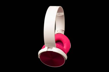 Siyah arkaplanda pembe ve beyaz kulaklıklar var.. 