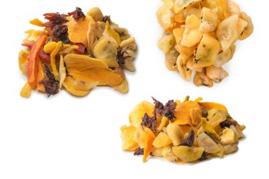 Kurutulmuş egzotik meyve, mango, ananas dilimleri, tutku meyvesi, papaya karışımı. Vejetaryen tatlı..  