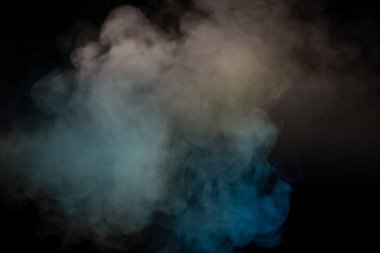 Siyah arka planda mavi ve sarı buhar. Boşluğu kopyala.