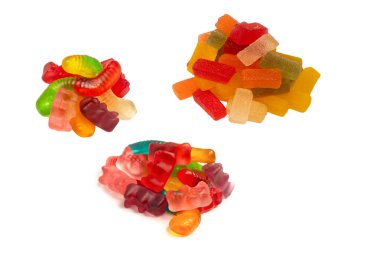 Beyaz arka planda izole edilmiş çeşitli renkli jelibon şekerler. Üst Manzara. Jöleli şekerler.
