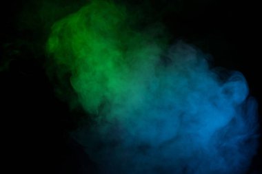 Siyah arka planda mavi ve sarı buhar. Boşluğu kopyala.