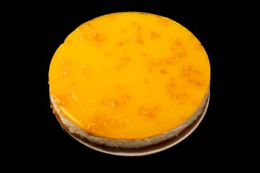 Beyaz arkaplanda izole edilmiş turuncu cheesecake. 