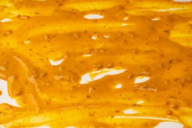 Sarı sos arka plan olarak sıçrıyor. Üst görünüm. 