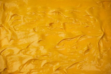 Sarı sos arka plan olarak sıçrıyor. Üst görünüm. 