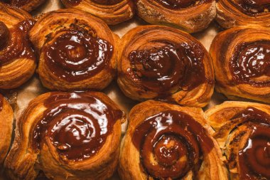 Baharatlı ev yapımı tarçınlı çörekler ve parşömen kağıdında karamel..