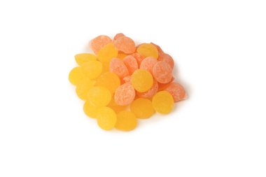 Beyaz arka planda izole edilmiş parlak narenciye lolipopları. 