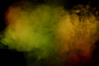 Siyah arka planda turuncu ve kırmızı buhar. Boşluğu kopyala.