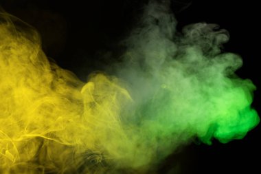 Siyah arka planda yeşil ve beyaz buhar. Boşluğu kopyala.