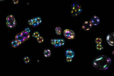 Sabun köpükleri siyah arka planda izole edilmiş. Boşluğu kopyala. 